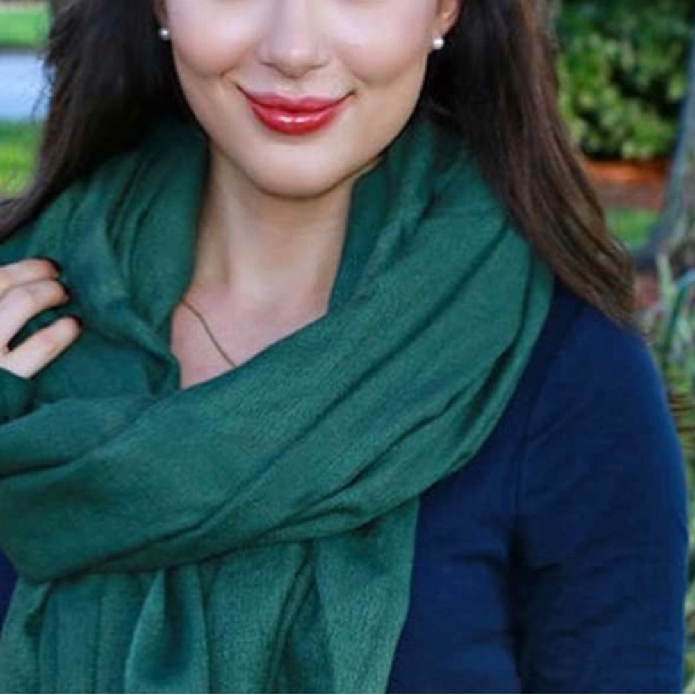 Cashmere and silk blend scarf, o/s, great condition. Evergreen, winter green.